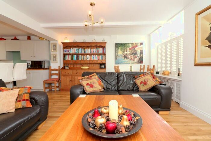 2 Bedroom Flat For Sale In High Street, Eastry, CT13