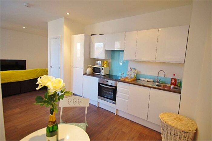 1 Bedroom Flat To Rent In Chiltern House, Watford, WD18