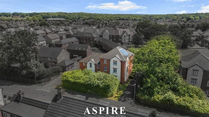 2 Bedroom Flat For Sale In Robins Path, Benfleet, SS7