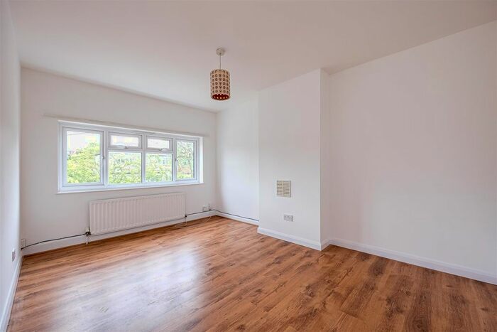 4 Bedroom Semi-Detached House To Rent In Parsonsfield Road, Banstead, SM7