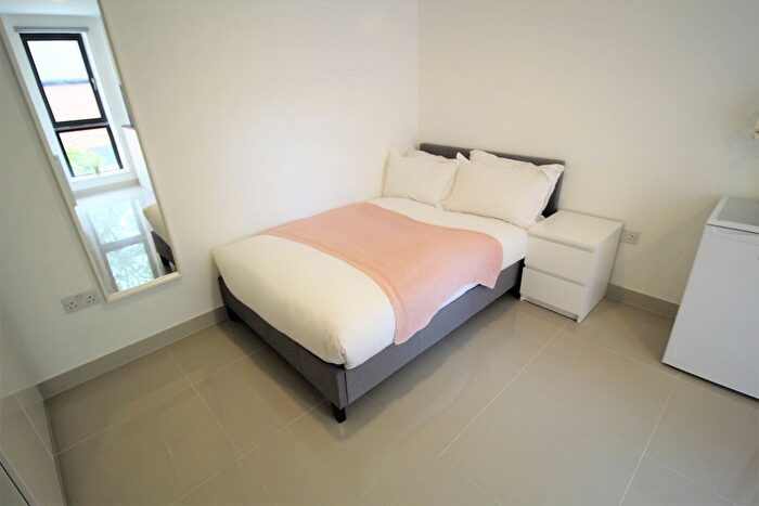 3 Bedroom Flat To Rent In Flat, - Clarendon Road, LS2