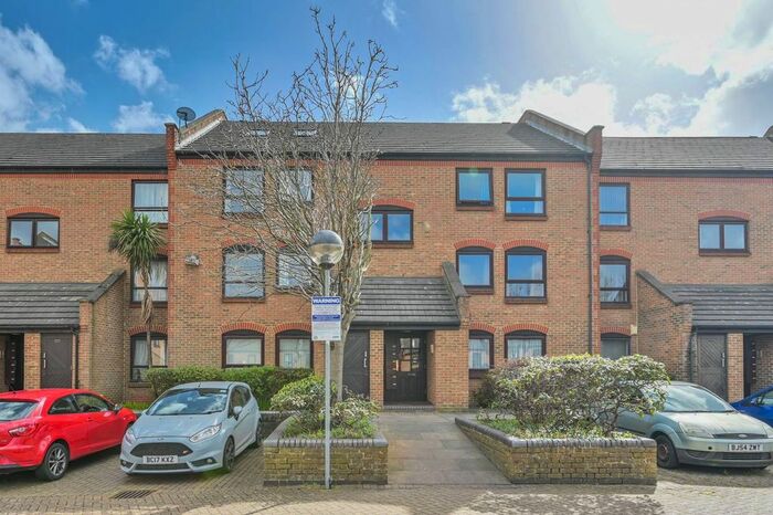2 Bedroom Flat For Sale In Horseshoe Close, Docklands, London, E14