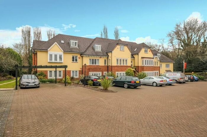 3 Bedroom Flat To Rent In Ducks Hill Road, Northwood, HA6