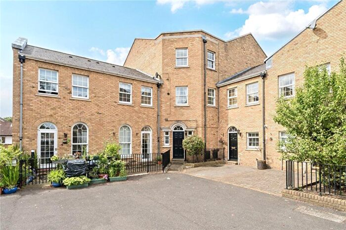 2 Bedroom Apartment For Sale In Sophia Square, London, SE16