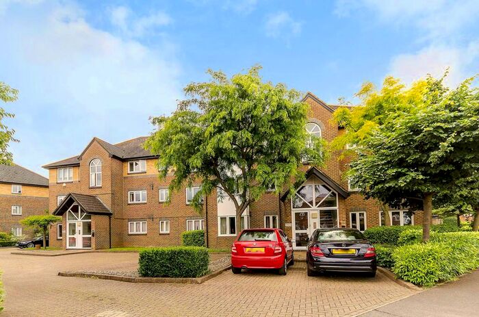 2 Bedroom Flat To Rent In Cotswold Way, Worcester Park, KT4