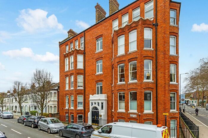 2 Bedroom Flat For Sale In New Kings Road, London, SW6