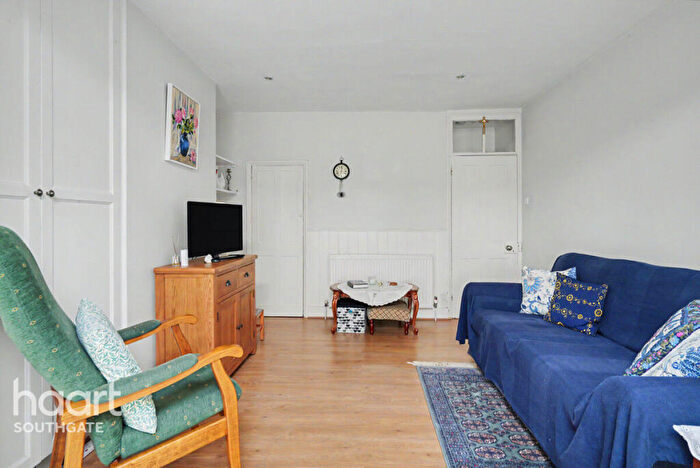 3 Bedroom Terraced House For Sale In Chelmsford Road, London, N14