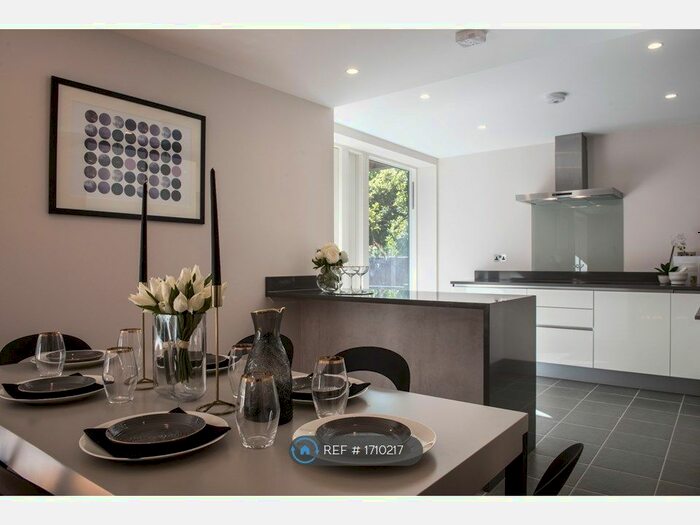 3 Bedroom Flat To Rent In Kings Avenue, London, SW4