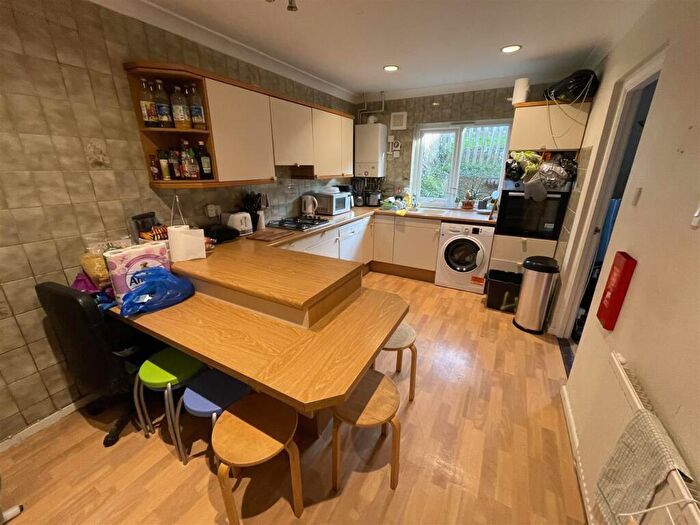 4 Bedroom Semi-Detached House To Rent In Staplefield Drive, Brighton, BN2