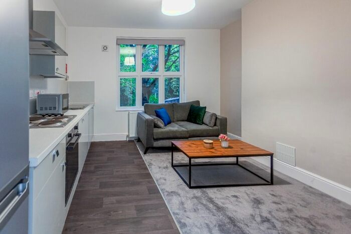 2 Bedroom Flat To Rent In Waterloo Crescent, The Arboretum, Nottingham, NG7