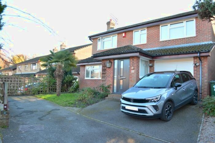 4 Bedroom Detached House To Rent In Hillview Gardens, Broadfield RH11