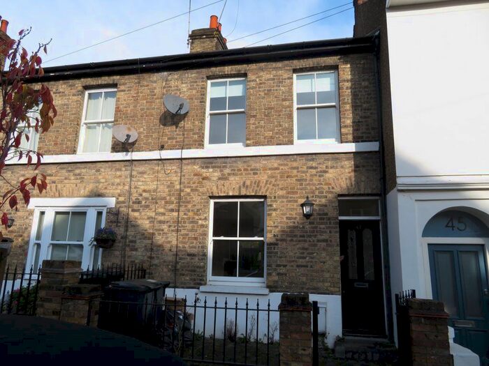2 Bedroom Property To Rent In Princes Road, Buckhurst Hill, IG9