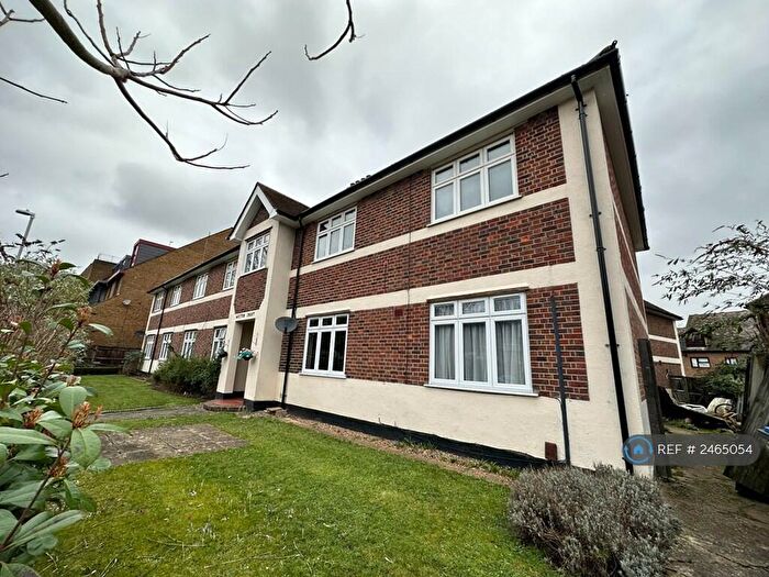 3 Bedroom Flat To Rent In Weston Court, Kingston, KT1