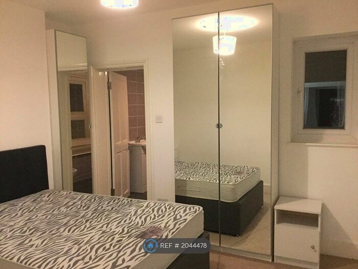 5 Bedroom Detached House To Rent In Martindale Road, Hounslow, TW4