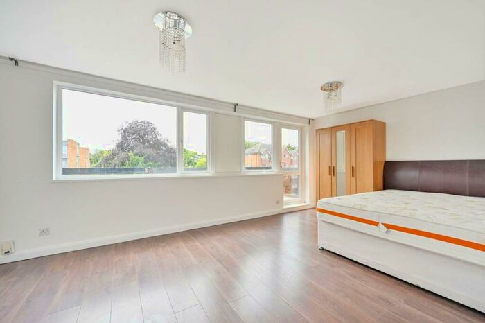 3 Bedroom Flat To Rent In Wessex Close, Kingston, Kingston Upon Thames, KT1