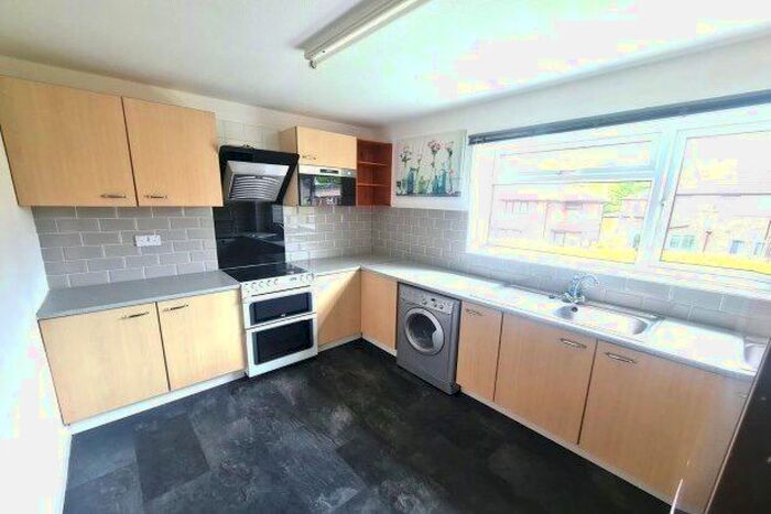 2 Bedroom Flat To Rent In Florence Park Court, Manchester, M20