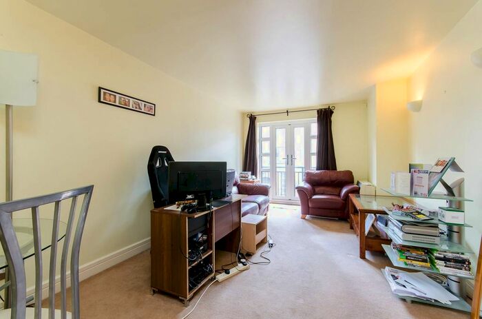 2 Bedroom Flat To Rent In Equity Square, Shoreditch, London, E2