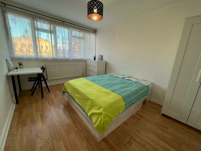 3 Bedroom Flat To Rent In Lomas Street, Whitechapel, London, E1