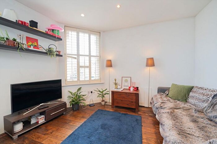 2 Bedroom Flat To Rent In Munster Road, Fulham, London, SW6