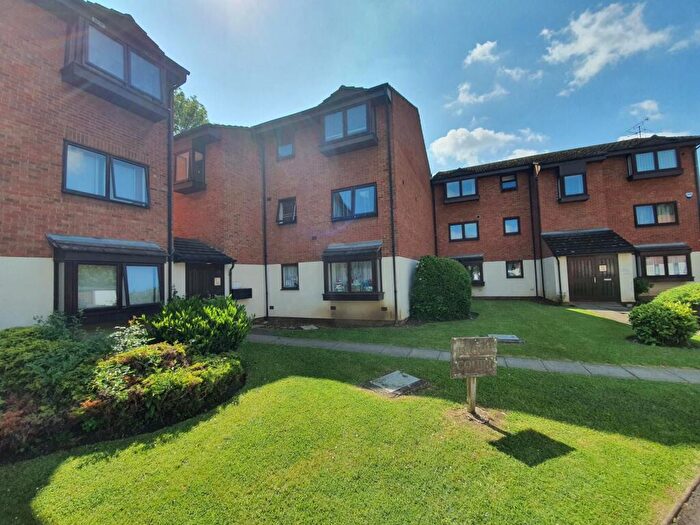 2 Bedroom Flat To Rent In Wheatley Close, Hendon, NW4