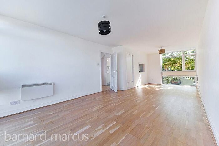 3 Bedroom Flat To Rent In High Road, London, N20