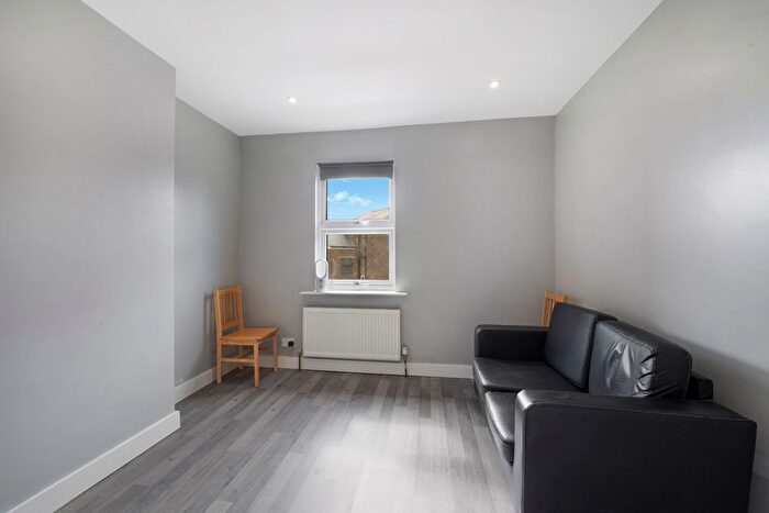 2 Bedroom Flat To Rent In The Avenue, West Ealing, W13