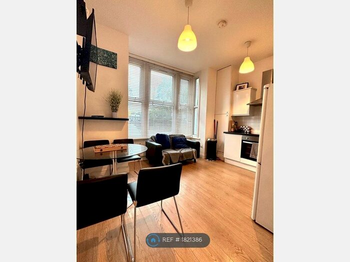 1 Bedroom Flat To Rent In The Limes Avenue, London, N11