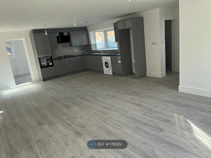 5 Bedroom Detached House To Rent In Forge Close, Chalton, Luton, LU4