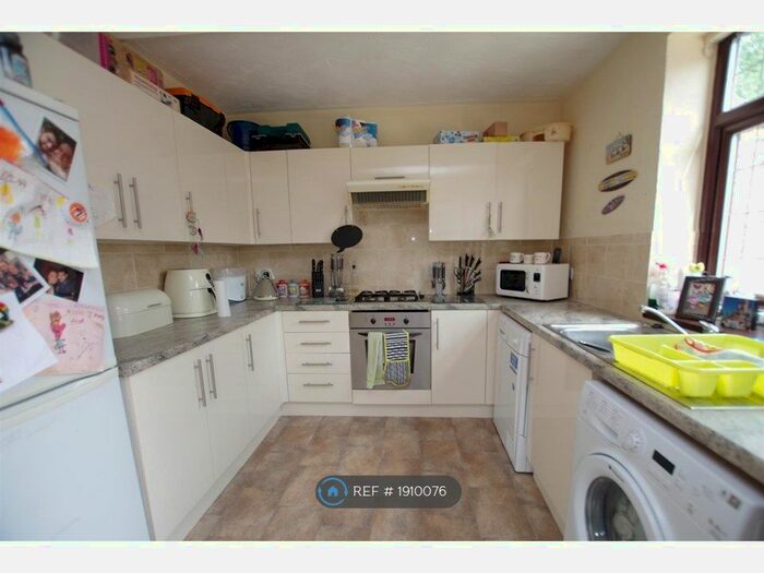 3 Bedroom Semi-Detached House To Rent In Albert Avenue, Bradford, BD10
