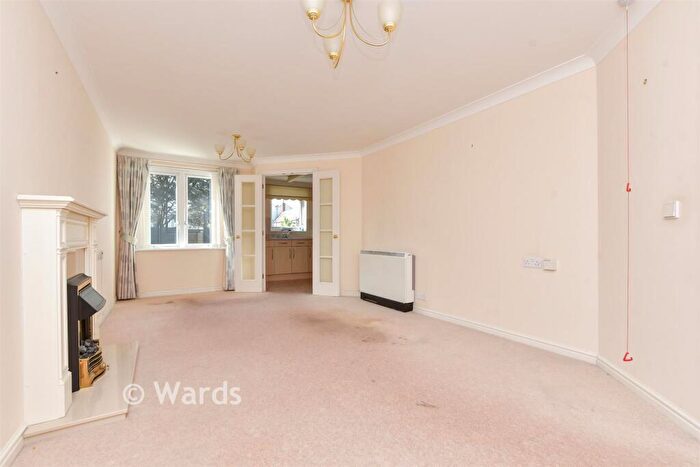 1 Bedroom Apartment For Sale In Harold Road, Margate, Kent, CT9 - Photo 3