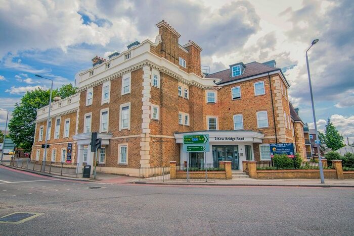 1 Bedroom Flat To Rent In Kew Bridge Road, Brentford, Middlesex, UK TW8