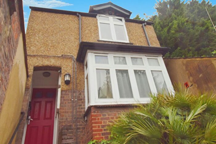 2 Bedroom Flat To Rent In Station Rd, Harpenden, AL5