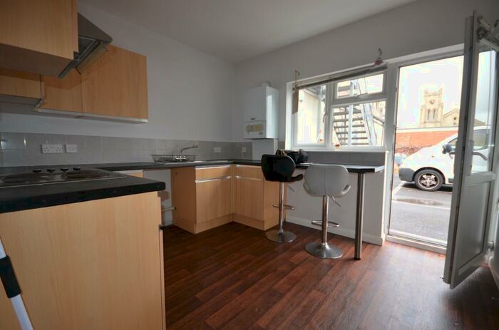 2 Bedroom Flat To Rent In Crescent Road, PO16