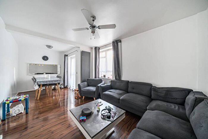 3 Bedroom Maisonette For Sale In Leigham Court Road, Streatham Common, London, SW16