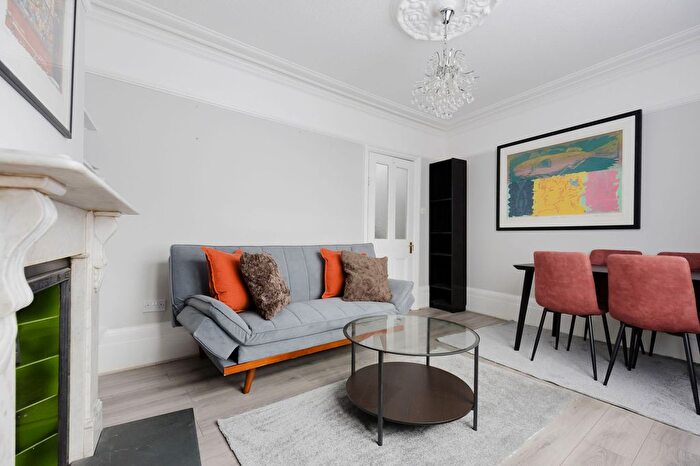 2 Bedroom Flat To Rent In Roman Road, London, E2