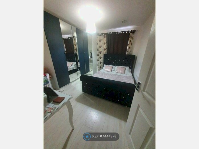 2 Bedroom Flat To Rent In Gemini Park, Borehamwood, WD6