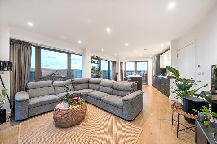 3 Bedroom Flat For Sale In Hemming Street, London, E1