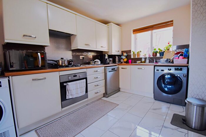 3 Bedroom Semi-Detached House For Sale In Signals Drive, Coventry, CV3