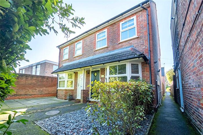 3 Bedroom Semi Detached House For Sale In Staines Square, Dunstable, Bedfordshire, LU6