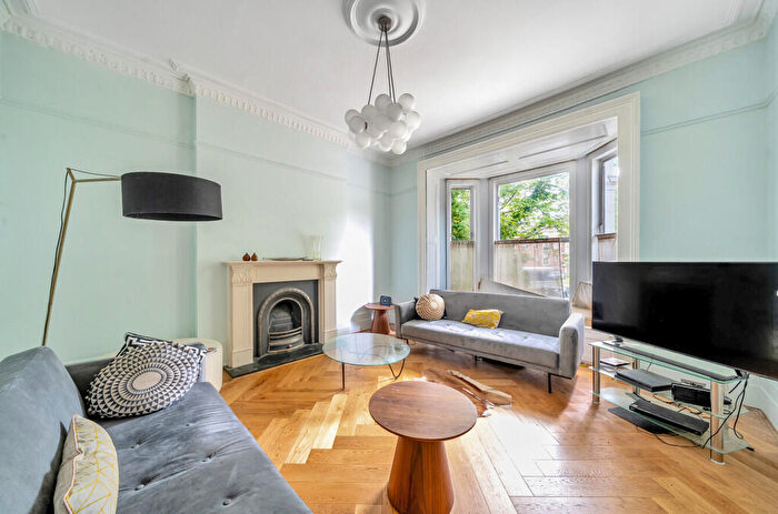 1 Bedroom Apartment For Sale In High Road, Buckhurst Hill, Redbridge, IG9