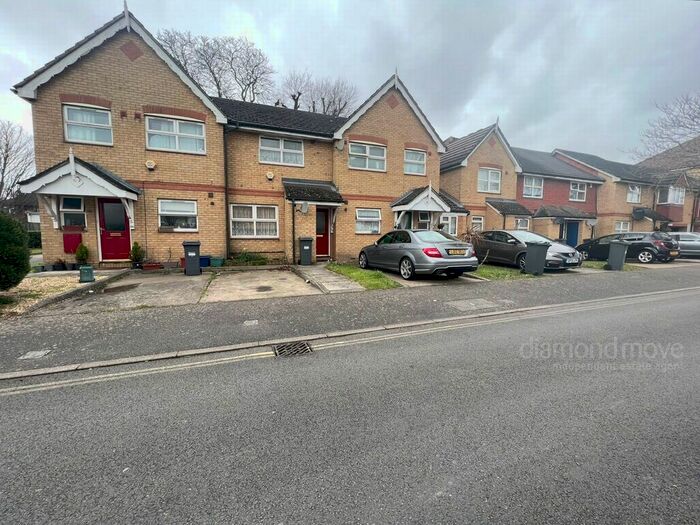 Terraced House To Rent In Hollygrove Close, Hounslow, TW3