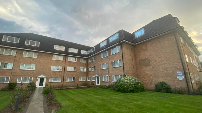 2 Bedroom Flat To Rent In Linden Grove, New Malden KT3