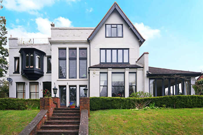 3 Bedroom Flat To Rent In Cobbetts Hill, Weybridge, KT13