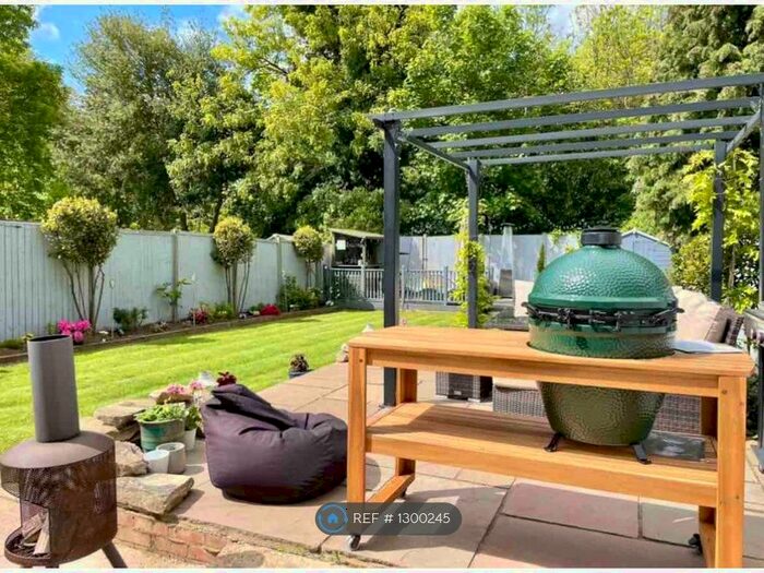 3 Bedroom End Of Terrace House To Rent In Greenlands Road, Weybridge KT13