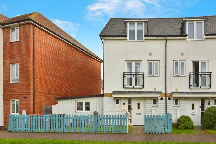 3 Bedroom Town House For Sale In Top Fair Furlong, Redhouse Park, Milton Keynes, Buckinghamshire, MK14