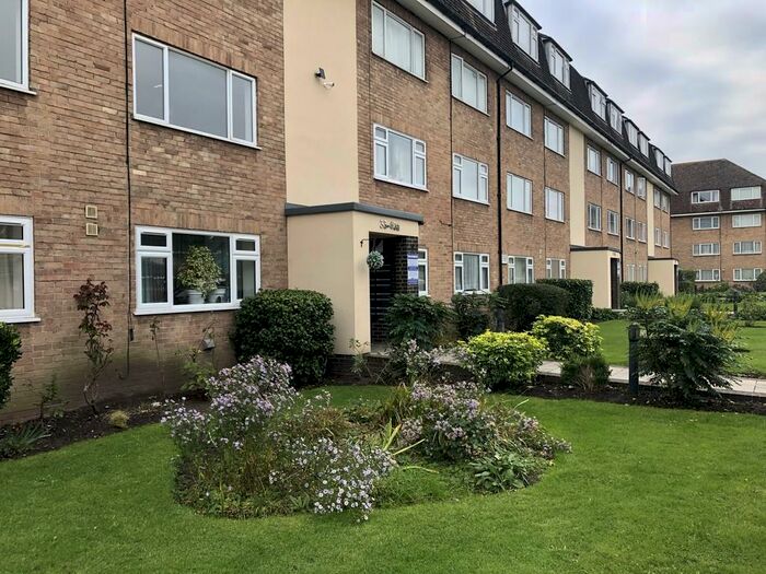 2 Bedroom Ground Flat To Rent In Charter Court, KT3