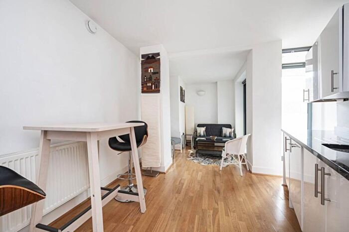 1 Bedroom Flat To Rent In Goswell Road, Angel, London, EC1V