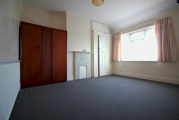 4 Bedroom Property To Rent In Waye Avenue, Hounslow, TW5