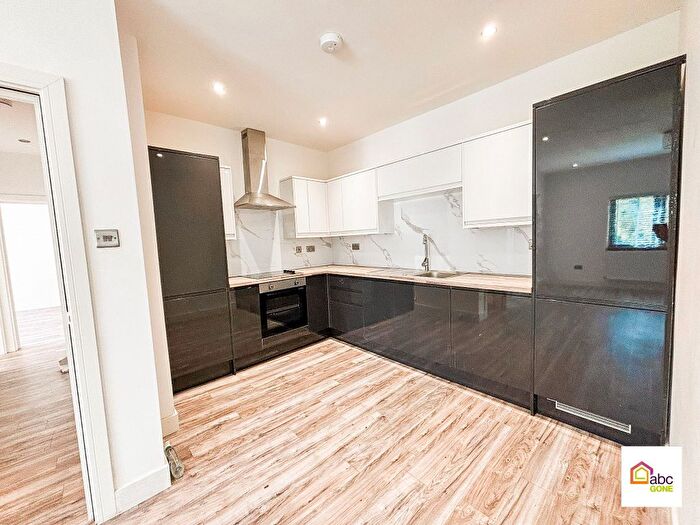 1 Bedroom Flat To Rent In Flat, London Road North, Merstham, Redhill, RH1