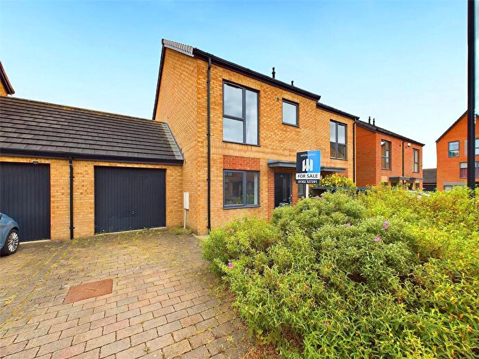3 Bedroom Semi Detached House For Sale In Winscar Road, Lakeside, Doncaster, DN4
